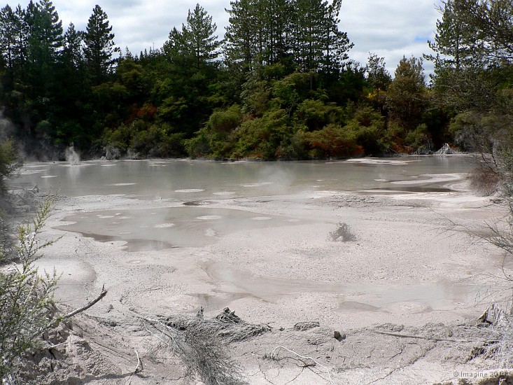 6.55- Lac de boue en eruption.JPG